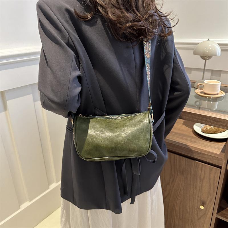 Vintage Leather Shoulder Bag for Women Retro Underarm Baguette Bag Small Crossbody Purse with Wide Strap Zipper Handbag Casual Daily Clutch