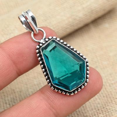 Indicolit-Turmalin-Edelstein aus massivem 925er-Sterlingsilber. Schillernder Anhänger-Schmuck