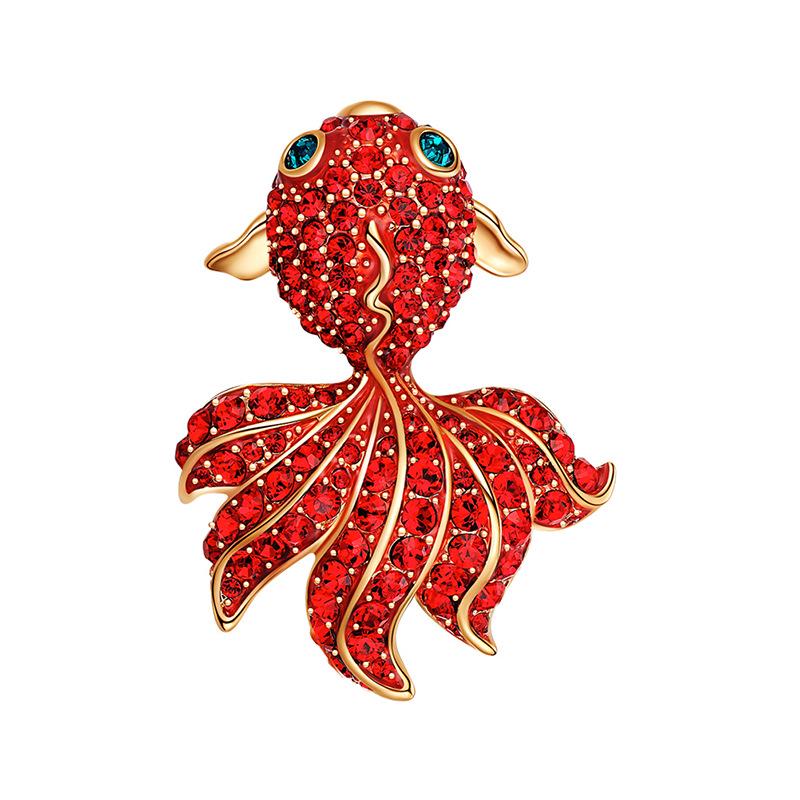 Broșă Peștișor Auriu cu Diamante Roșii Sclipitoare: Broșă la modă, versatilă pentru paltoane, accesorii, corsaj drăguț de inspirație japoneză pentru femei.