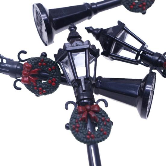 Mini Straßenlaterne Retro Miniatur Straßenlaterne mit Weihnachtskranz Miniatur Straßenlampenmodell für Puppenhaus Miniaturszenen DIY Mikrolandschaft