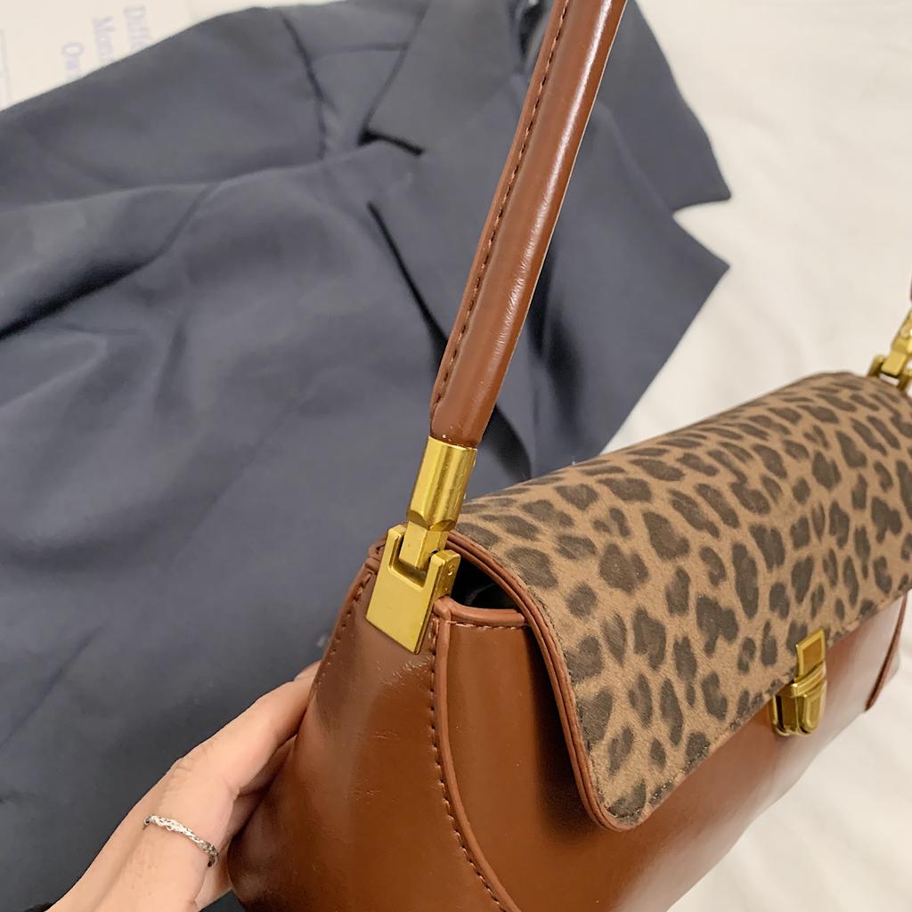 Women's Fashionable Leopard Print Crossbody Bag Retro Unique Commuter Armpit Bag