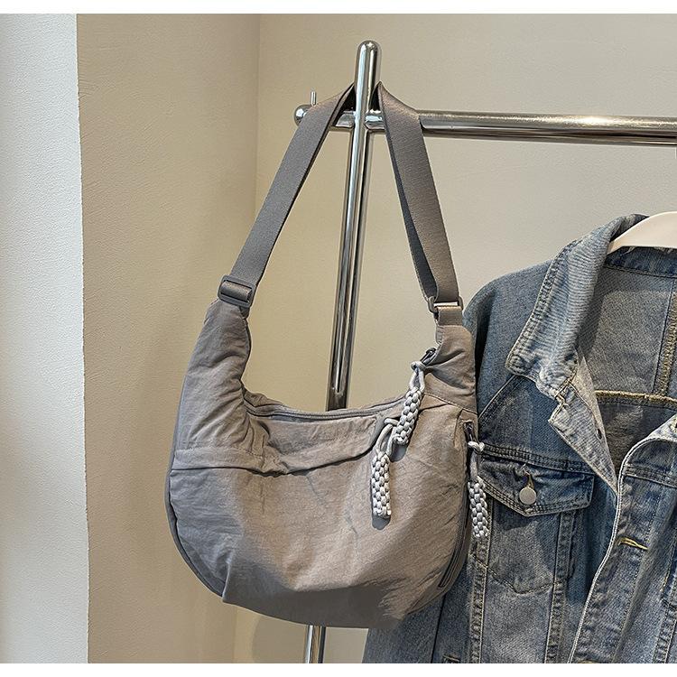 Large capacity dumpling bag Korean version literary shoulder bag new commuter women fashion casual versatile messenger bag