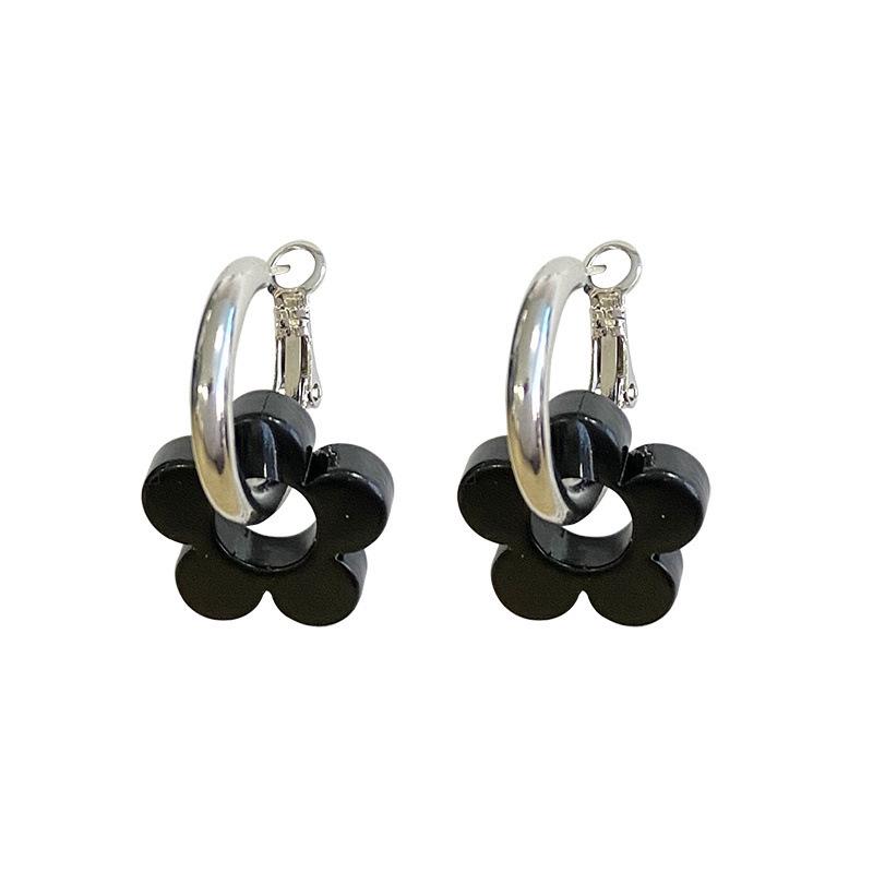 Korean Retro Cute Black Resin Flower Sweet Cool Flower Contrasting Color Circle Earrings Metal Cold Wind Design Sense