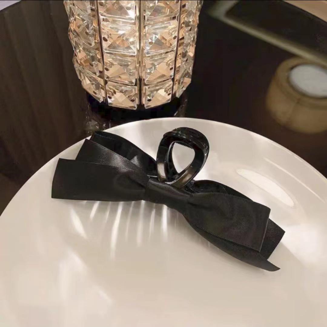 

Заколка для волос в виде акулы с черным бантом в стиле Хепберн для женщин