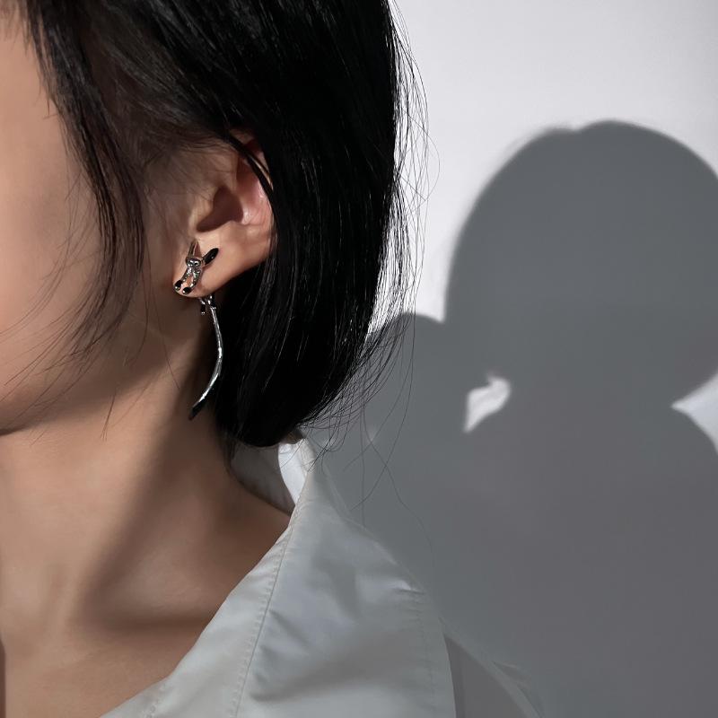 Dripping Oil Long-tailed Fox Earrings Are Simple and Cold, Wind Studs, Fashionable and Versatile, and High-end Earrings.