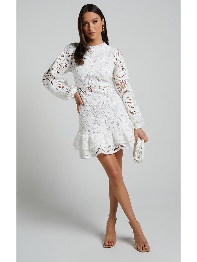 Evropské a americké večerní šaty áčkového střihu se stojáčkem, lucernovými rukávy, volánovým detailem a krajkou rozpustnou ve vodě