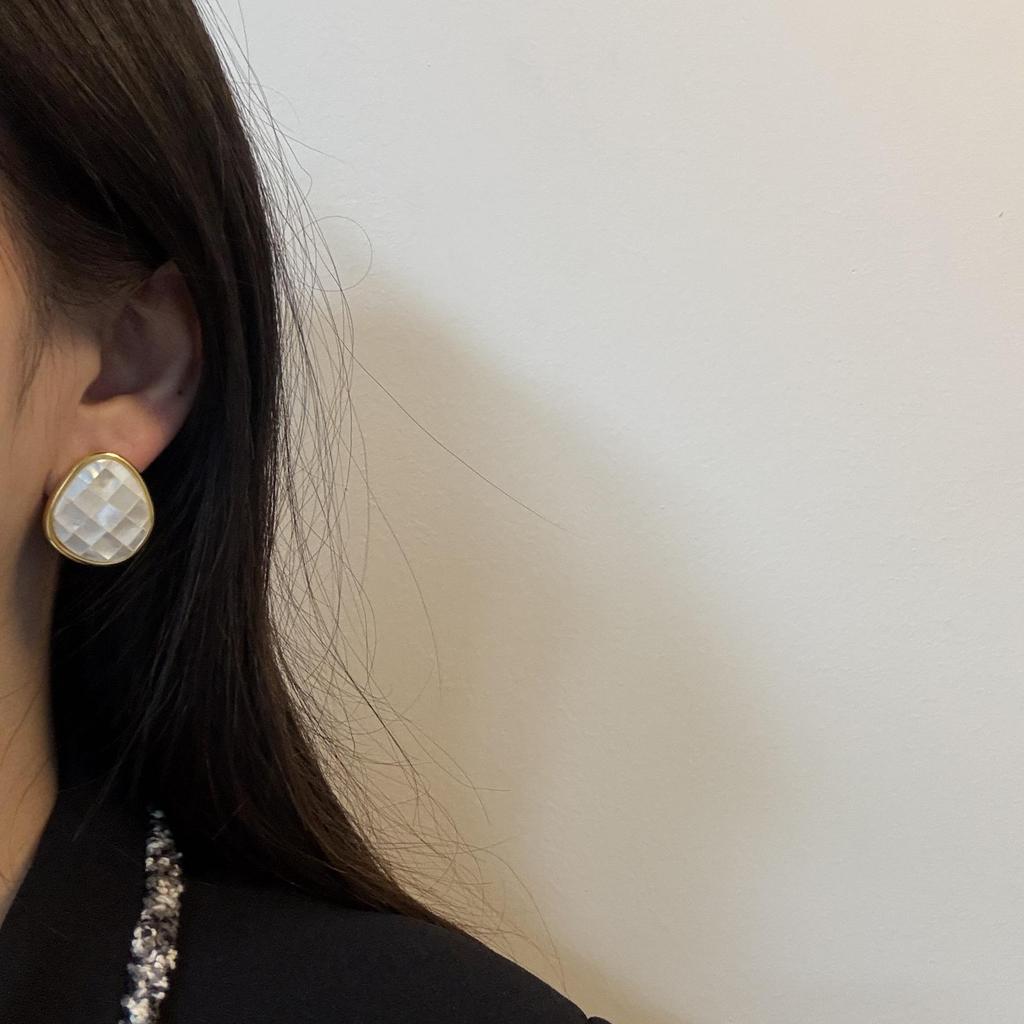 French Retro High-End Temperament Simple Shell Rhombus Ring Earrings Women'S Commuting Versatile Light Luxury Earrings