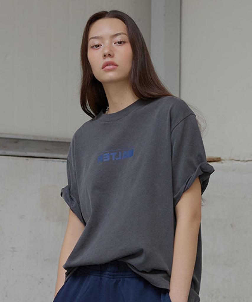 ALTER STUDIO Pigment Neat Logo T-Shirt_Charcoal