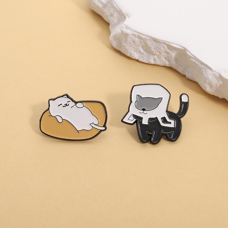 Cuty Cats Enamel Pins Hide and Seek Lazy Kitten In Sofa Brooches Lapel Badges Clothes Cartoon Animal Jewelry Gift for Friends