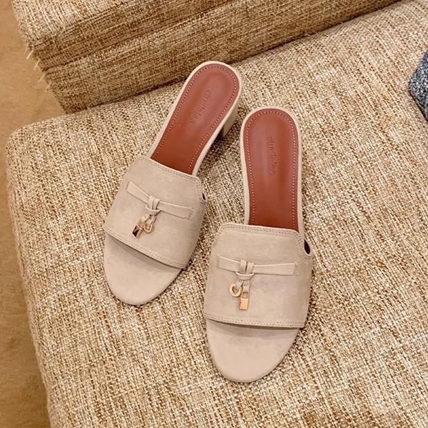 

Sheepskin~ Small gold buckle leather one-word high-heeled slippers women s summer wear French fringed thick-heeled open-toed cool slippers 40