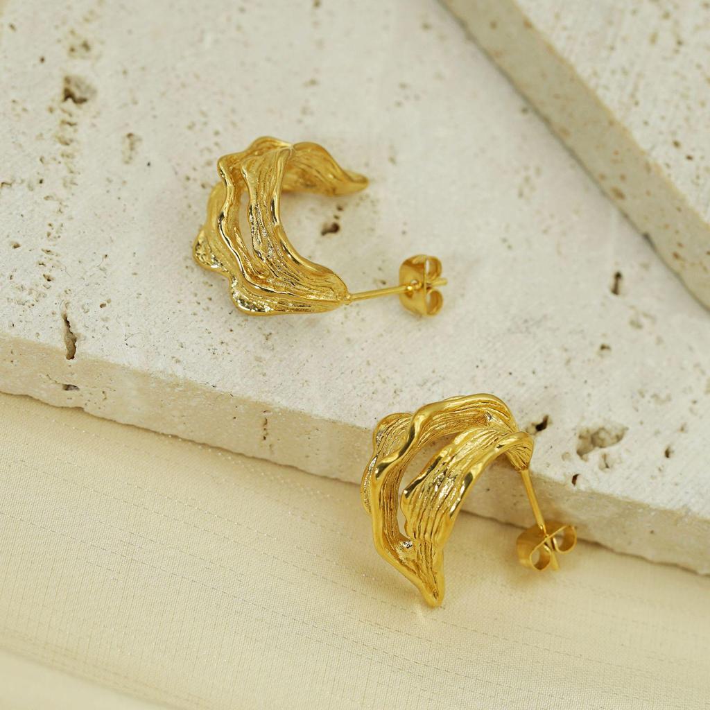 Elegant Retro C-Shaped Pleated Earrings: Light Luxury Stainless Steel Electroplated Design