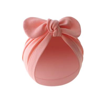Bonnet Doux pour Bébé avec Oreilles de Lapin et Nœud Papillon Headwear Réglable pour Nouveau-né et Nourrisson pour un Ajustement Confortable et un Toucher Doux sur la Peau Délicate