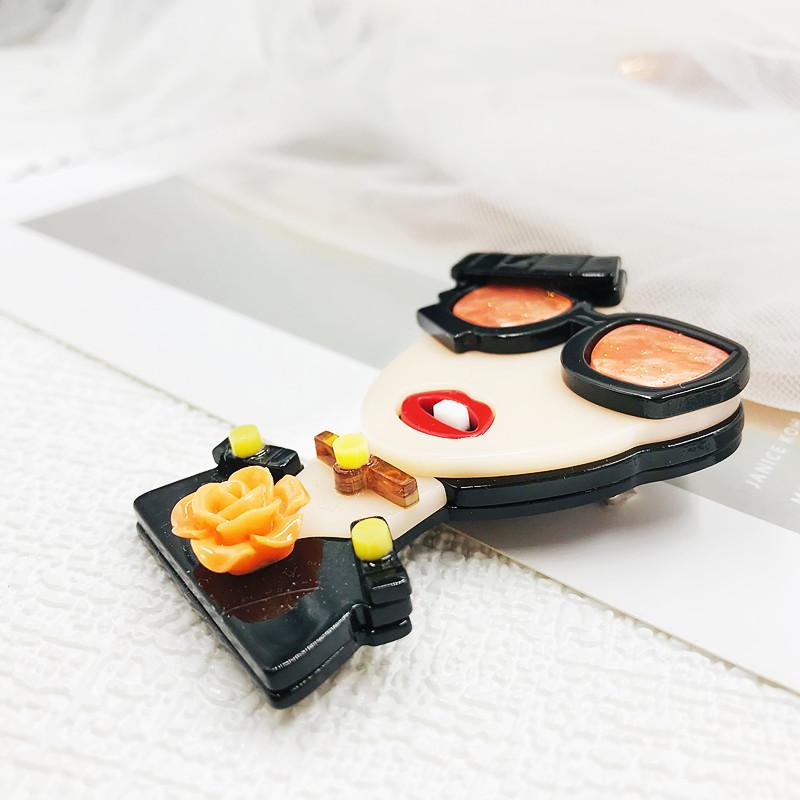 Bucome Creative Funny Cartoon Girl Brooch New Fashion Pin Bag Pendant Bag Accessories