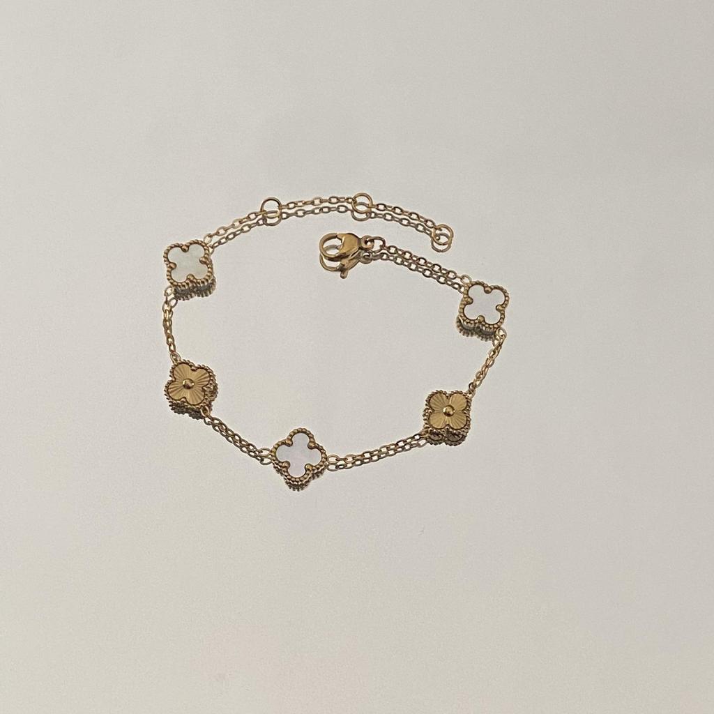 Women's Versatile Titanium Steel Four-Leaf Clover Bracelet - Washable, Non-Fading, Light Luxury Hand Accessory for European and American Trends