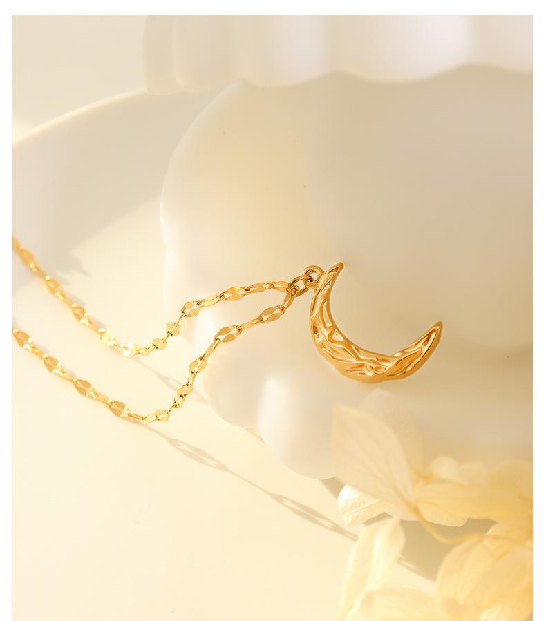 Minimalist Hammered Moon Pendant Necklace, 18k Gold-Plated Titanium Steel Clavicle Chain