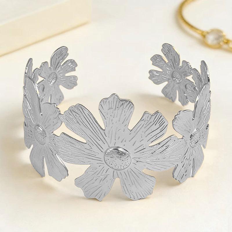 

Exquisite Metal Flower Bracelet - Middle Eastern-Inspired Elegant Hand Jewelry срібний