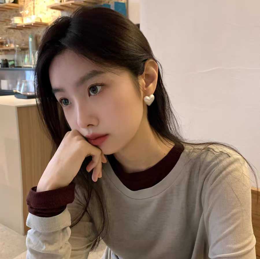 Autumn And Winter Niche Temperament Simple Love Stud Earrings Women'S Fashion Flow Brushed Earrings Cold Wind Commuting Versatile Earrings