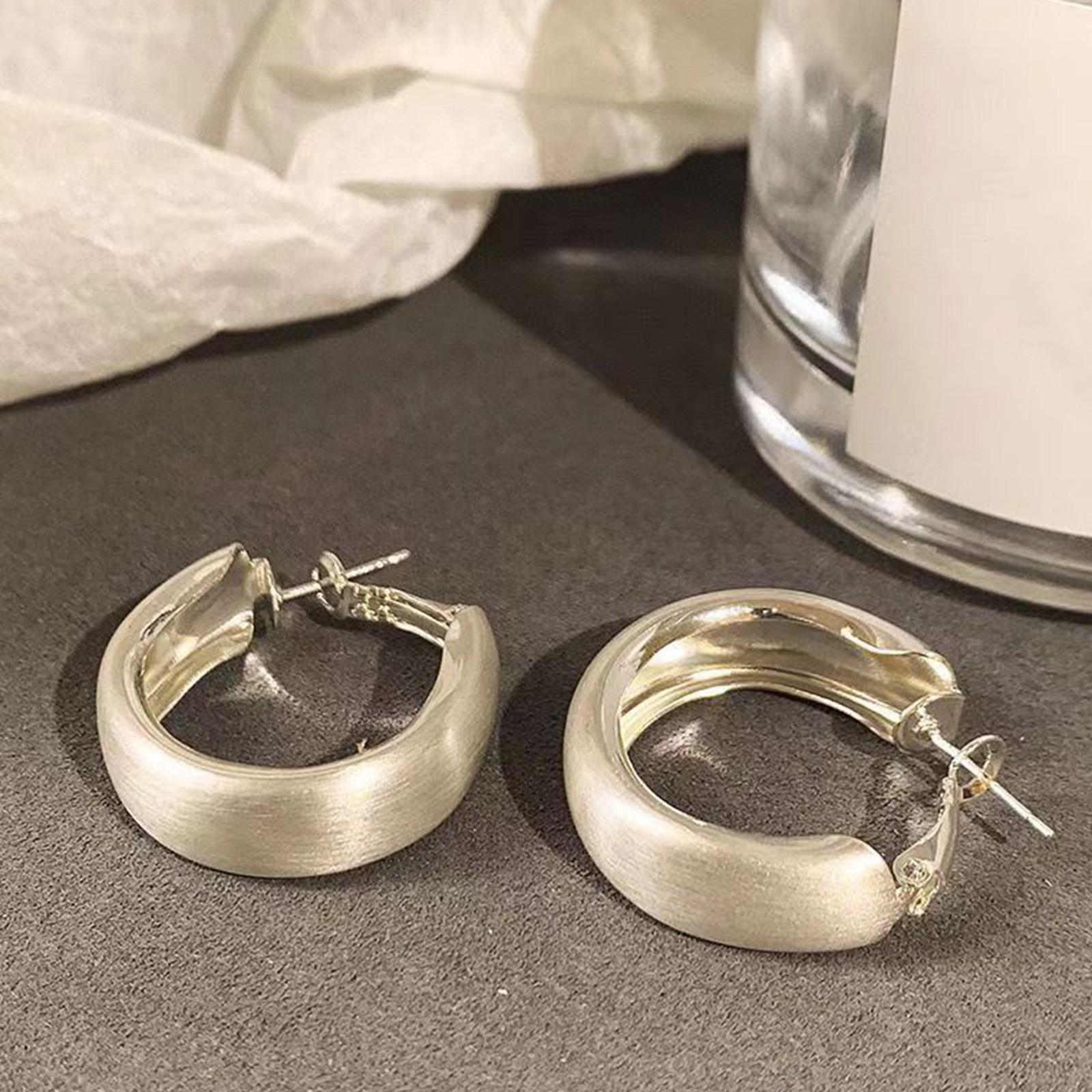 

Серьги с широкими круглыми краями, выполненные в технике хай-тек, с матовой текстурой, с крупными круглыми серьгами One Size серебряный