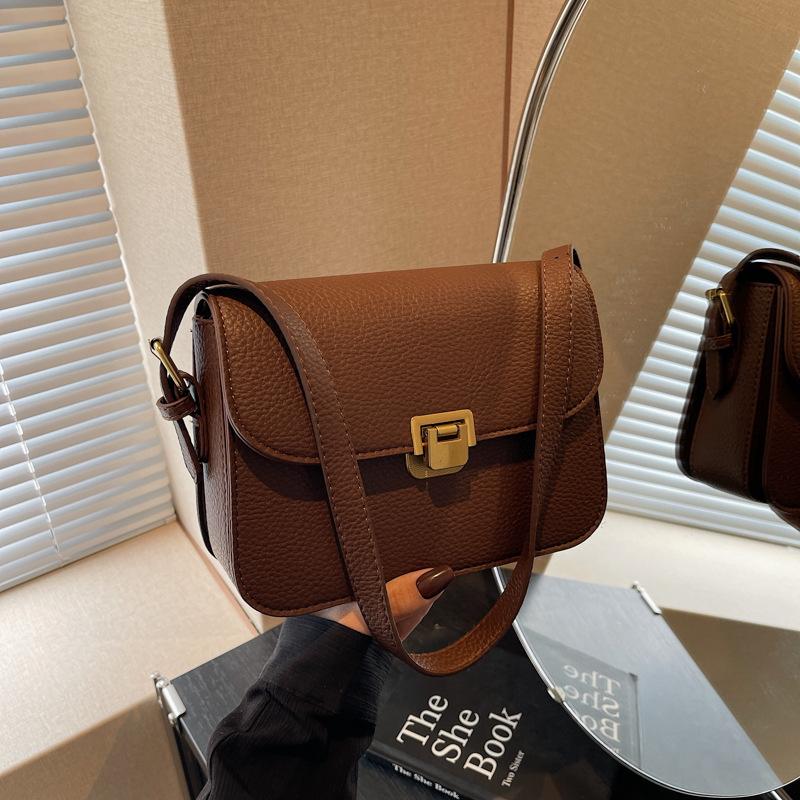 

Модная маленькая квадратная сумка женская новая сумка-мессенджер универсальная на плечо подмышку темно-коричневого