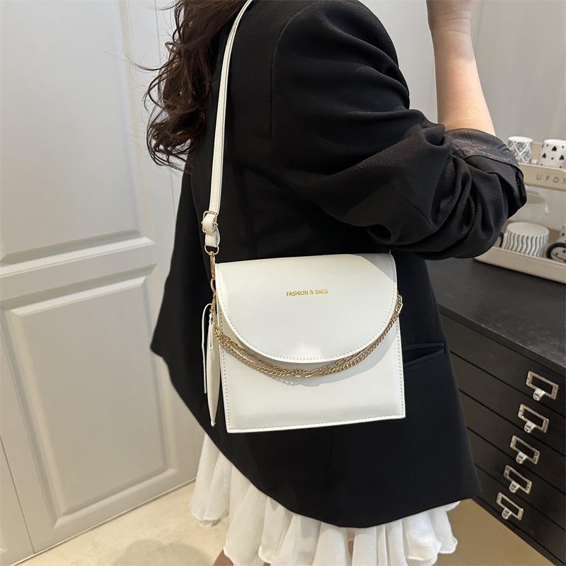 Casual simple new solid color chain fashionable large capacity temperament fashionable commuter messenger shoulder bag women