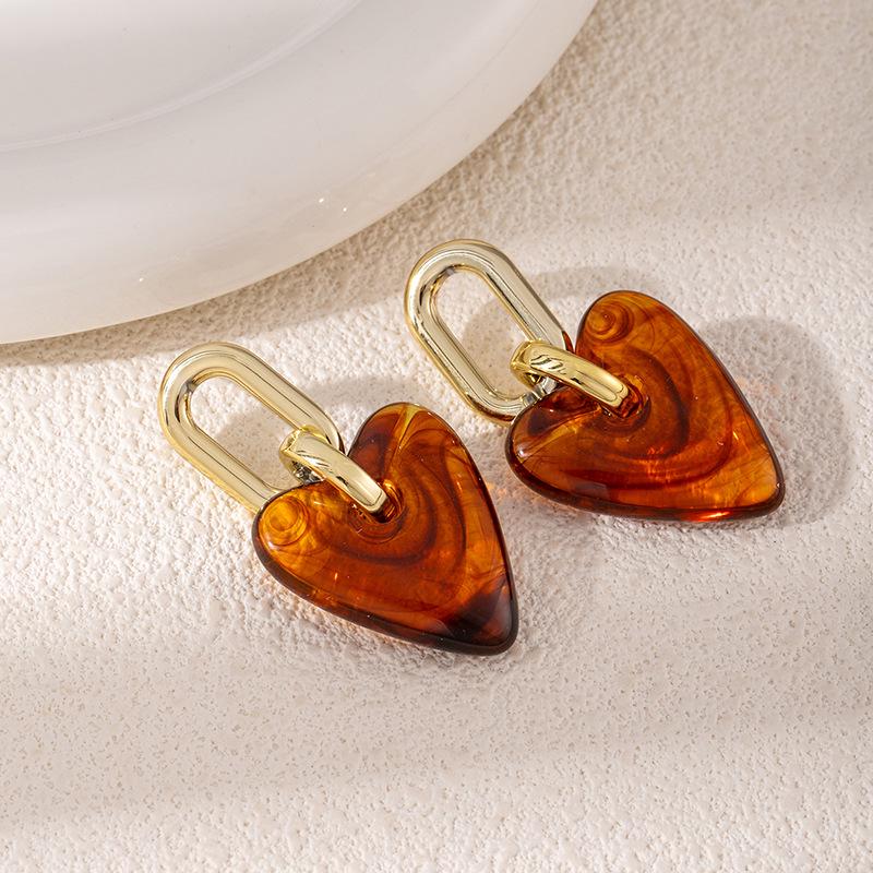 Gradient Heart Earrings: Retro Maillard Resin Peach Design - Fashionable and Versatile for Women.