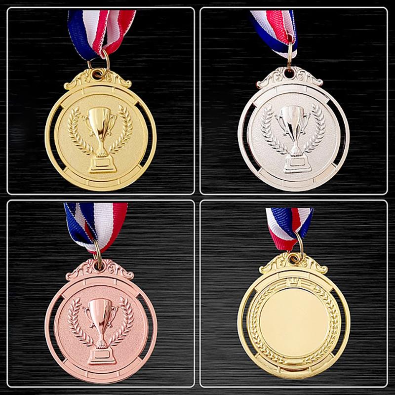 Maraton Zlatá medaile Stříbrná medaile Trofejová medaile Vítěz Odměna Povzbuzení Odznak Odznak Odznak Venkovní soutěž Ocenění