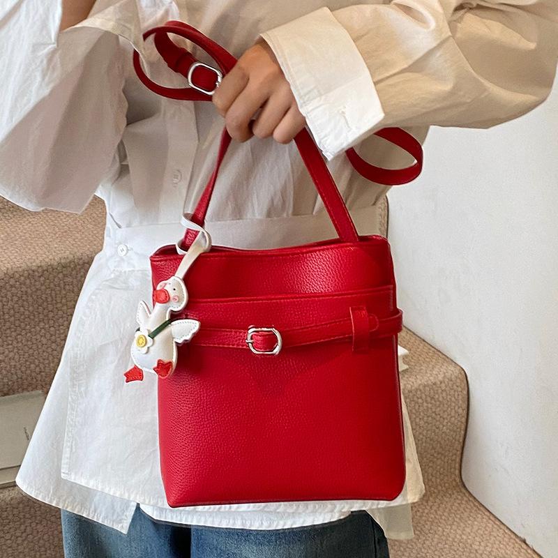 Spring and summer new Korean niche simple lychee pattern bucket bag casual commuting versatile high sense messenger women's bag