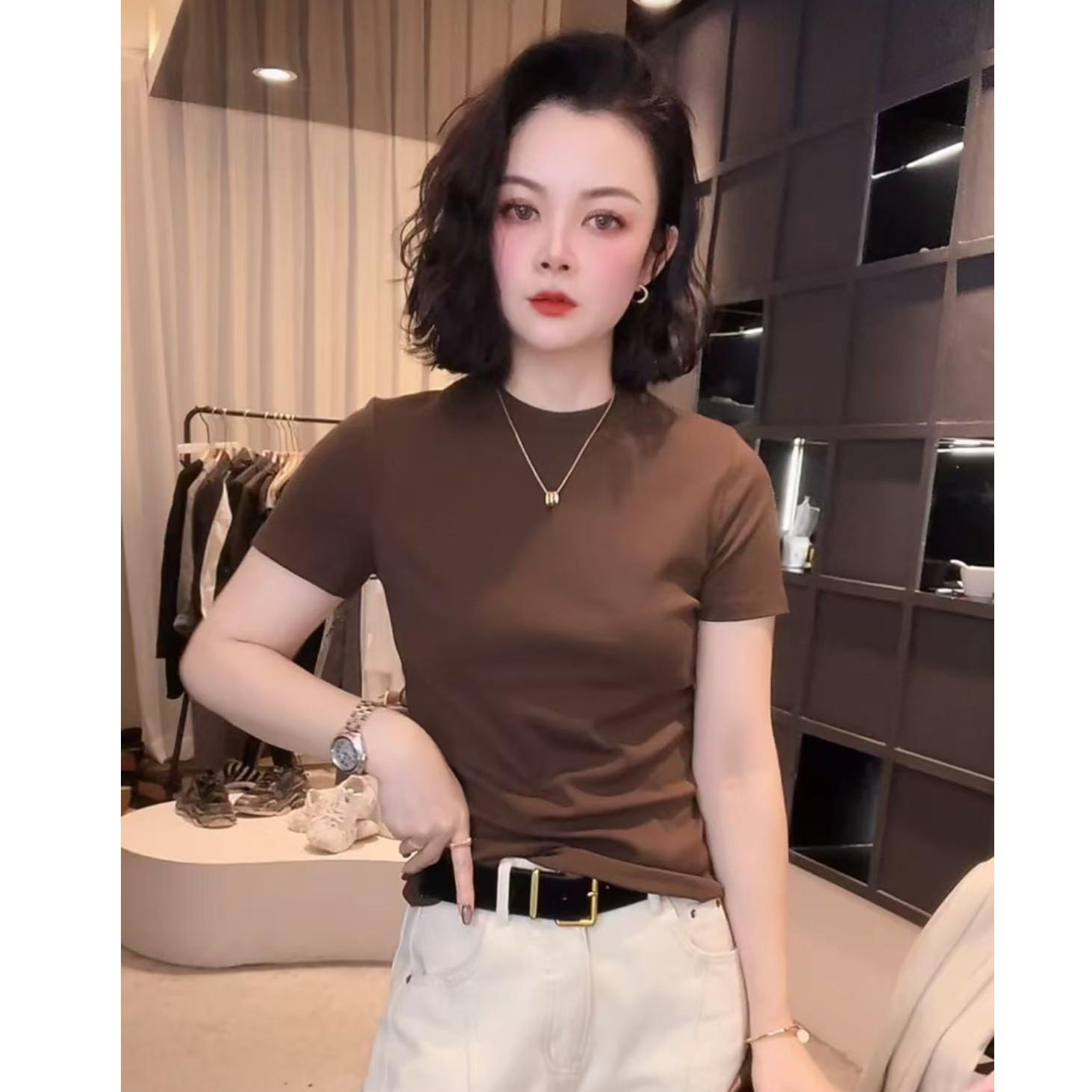 

Женская приталенная белая футболка с коротким рукавом и полувысоким воротником - Коллекция Ранняя весна 2025 M кофейный