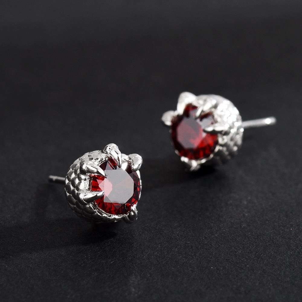 

Su Xinhao Has The Same Five-Claw Dragon Claw Earrings, Anti-Allergic National Tide Hip-Hop Trend Men S And Women S Earrings.