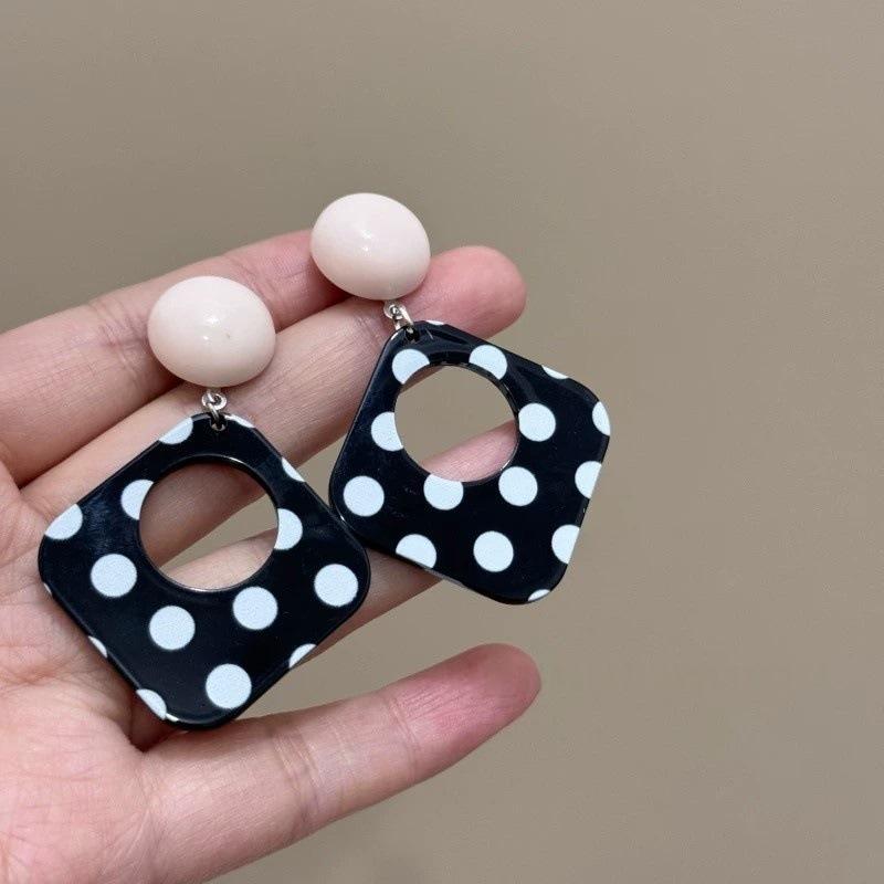 

New trendy Japanese and Korean geometric rhombus black and white polka dot earrings women s 111 silver needles fashionable exaggerated Hong Kong style