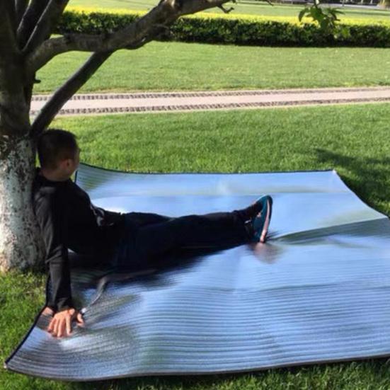 Aluminiumfolie Schaummatte Isolierende Campingmatte Reflektierende Wärme Feuchtigkeitsbeständig Wasserdicht Outdoor Picknickmatte EPE Innenraum Faltbar Handgepäck Doppelseitig