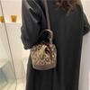Frauen Zylinder Handtasche Neue Design Brief Drucken Breiten Gurt Umhängetasche Mini Tasche Hit Farbe Pu Gewinde Patchwork Messenger Eimer Tasche