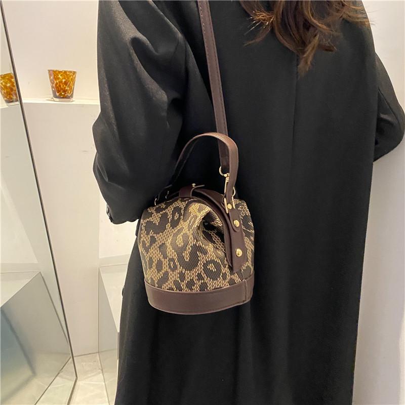Frauen Zylinder Handtasche Neue Design Brief Drucken Breiten Gurt Umhängetasche Mini Tasche Hit Farbe Pu Gewinde Patchwork Messenger Eimer Tasche