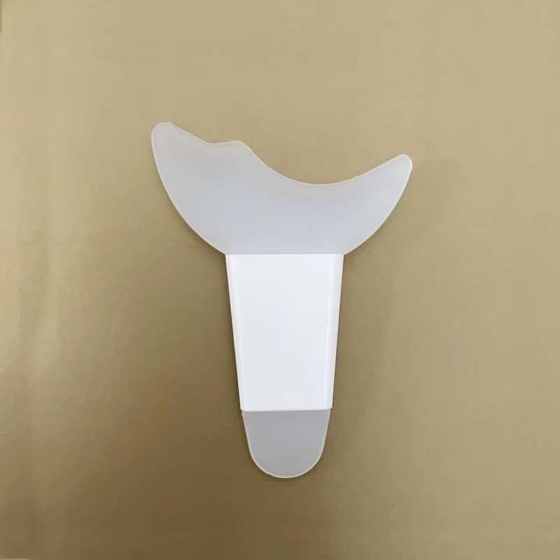 Multi Functional Eye Makeup Silicone Baffle Crescent Shaped Eyelash Brush Eyeliner Eye Shadow Auxiliary Artifact
