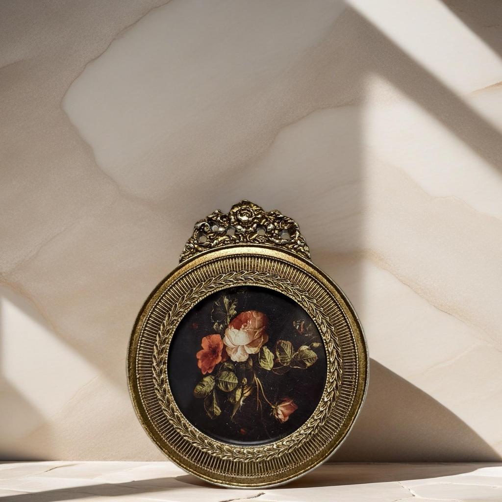 European Retro Carved Photo Frame: French Light Luxury Resin Decor for Wall or Tabletop in Living Room or Bedroom.
