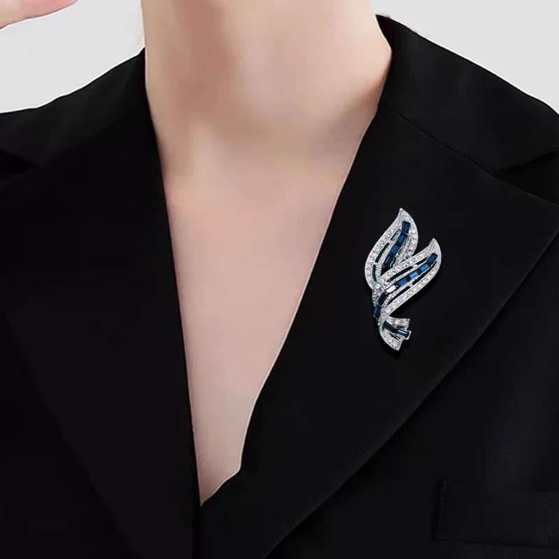 Elegant Retro Leaf Brooch: High-Grade Women's Corsage Pin and Suit Accessory