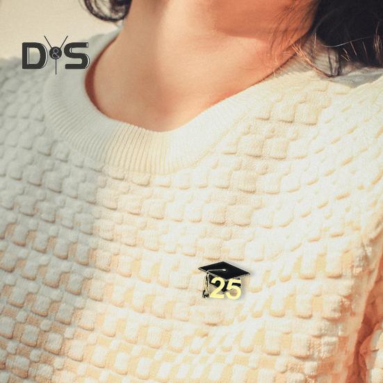 Brož ze slitiny zinku s designem promoční čepice Vynikající proces smaltování Olejové kapky Kloboukový doplněk Brož Ozdoba na tašku