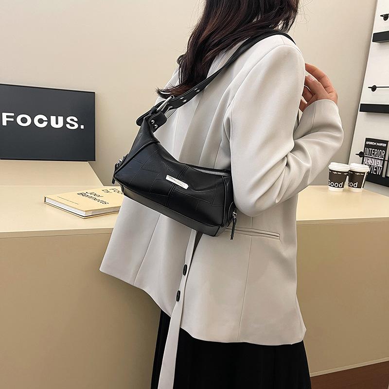 

Niche design underarm women s bag 2025 autumn and winter new locomotive bag high-end single shoulder crossbody casual bag 21*11*14 чорний