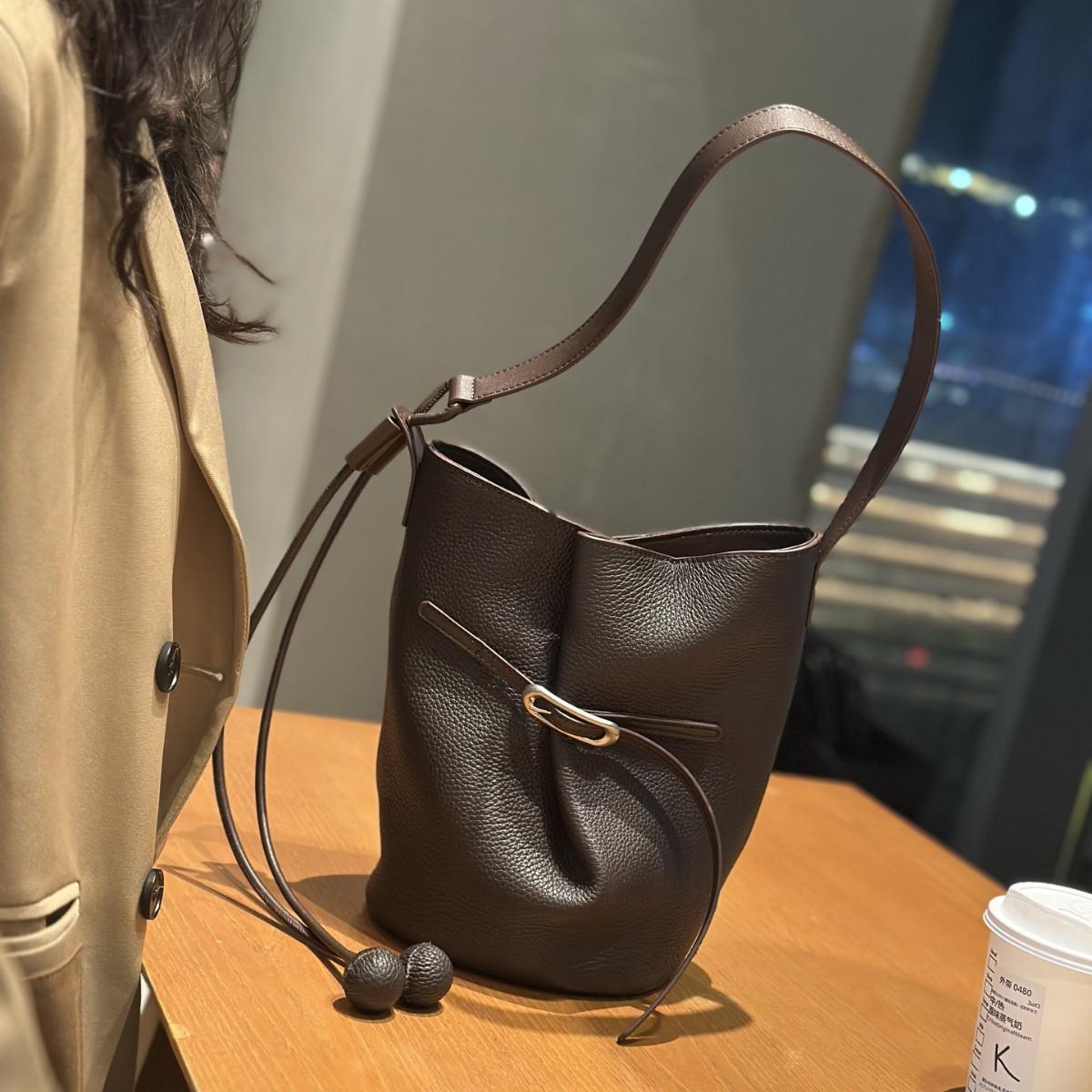 

Fashion Cowhide Bucket Bag – Minimalist, Versatile, Large-Capacity Shoulder & Underarm Design 17.5 x 13.5 x 25.5 cm