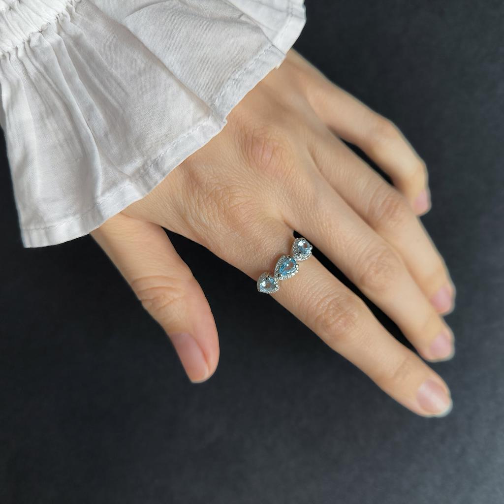 Серебряное кольцо с натуральным топазом 1.601ct, фианитами, вес изделия 2,68 гр (2207023)