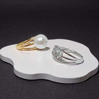 Luxus-Perlenring mit 18 Karat Vergoldung und Kupfer, dreilagiges schlichtes Oberflächen-Design