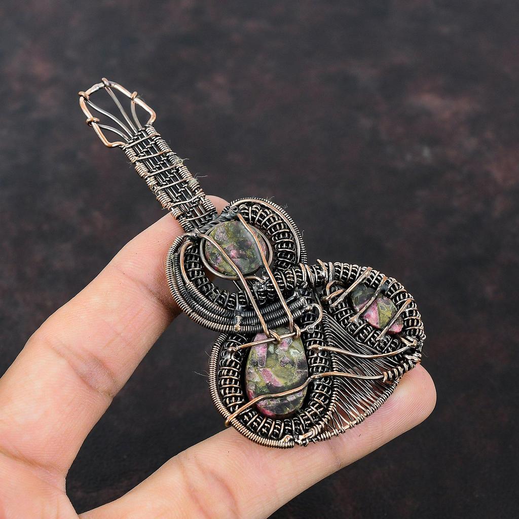 Pingente de Thulita de Cobre Pingente de Fio de Cobre Enrolado Pingente de Guitarra Jóias Thulita Pingente de Pedra Preciosa Feito à Mão Jóias de Fio de Cobre Presente de Casamento