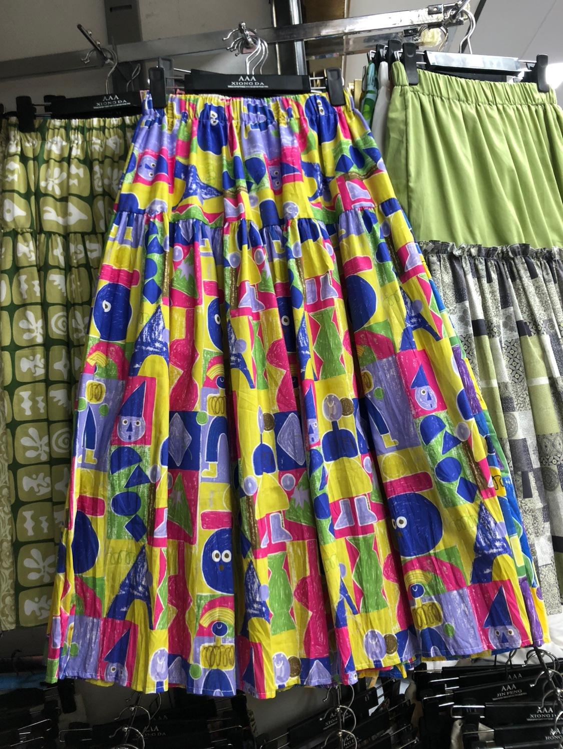 

Темпераментная омолаживающая цветная граффити масляная живопись ветровая цветочная юбка женская 2025 летняя а-образная юбка средней длины с большим зонтом One size