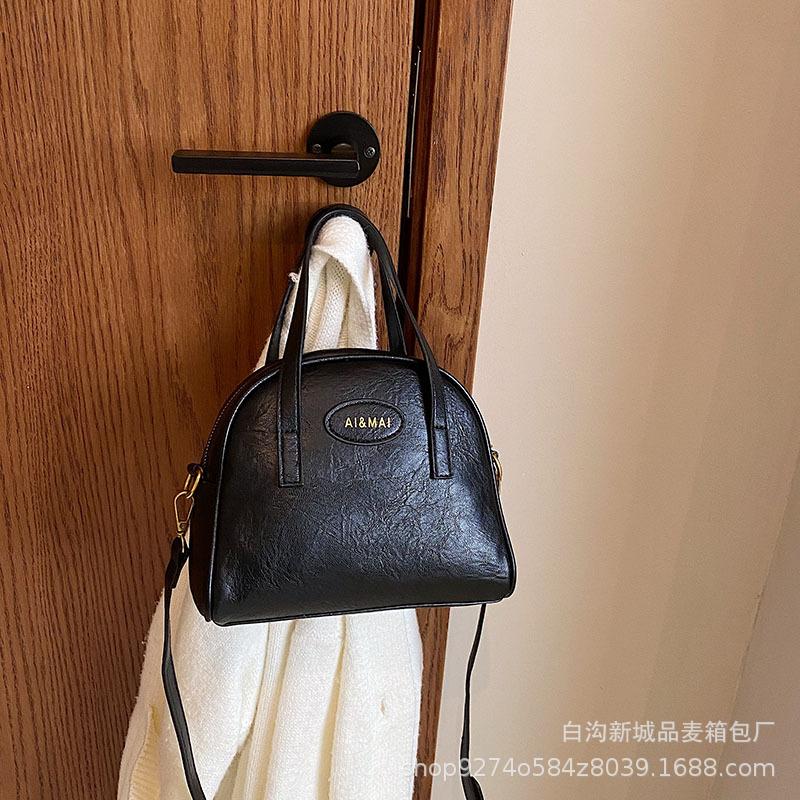 

French niche fashion explosion portable small bag women 2025 new Internet celebrity explosion shell bag foreign style messenger bag чорний