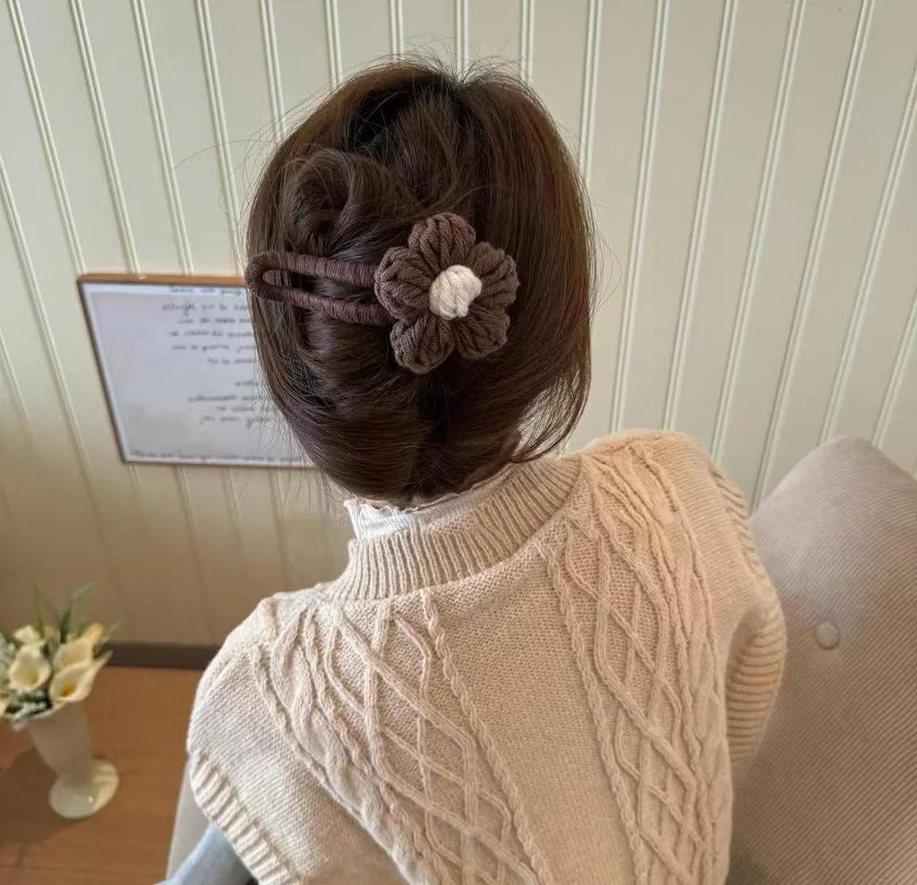 Retro Plush Flower Duck Hairpin – Elegant Fabric Hair Accessory