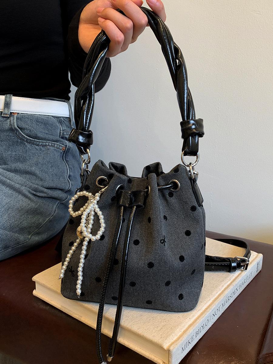 

Сумка-кошелек в стиле колледжа с бабочкой, нишевая сумка-ведро высокого класса, 2024, новая универсальная сумка-мессенджер серый