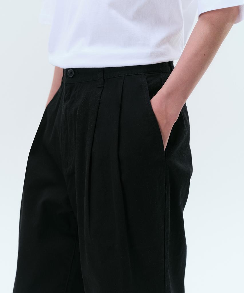 MUSINSA STANDARD Two-Tuck Wide Chino Shorts [Black]