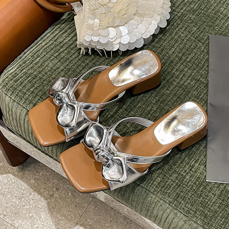 

French thick heel temperament open-toed cool slippers outer wear women s shoes 2025 new summer with skirt bow slippers 40 серебряный