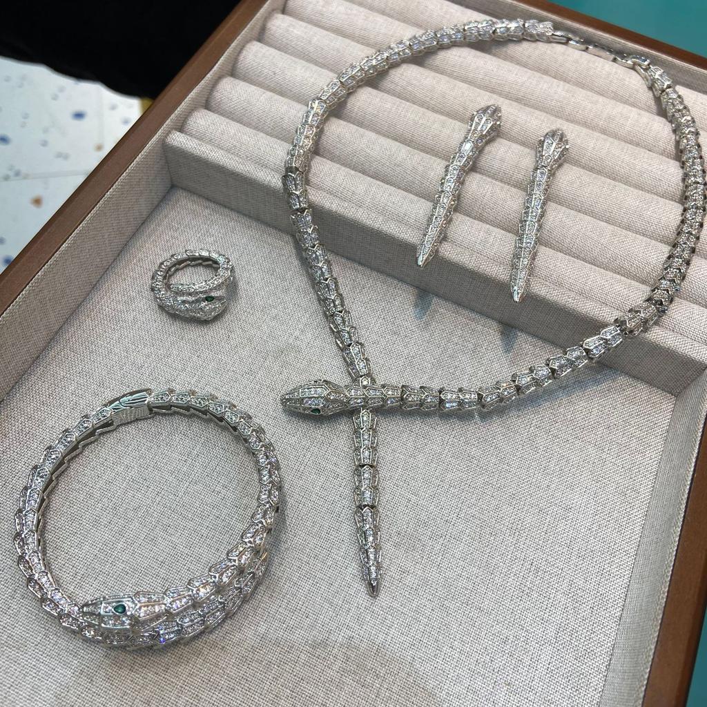 Haute Couture Schatz Kupfer Diamantbesetztes Schlangen Schmuckset Laufsteg Exquisit Nische Rhodinierte Seiko High-End Halskette Ohrringe