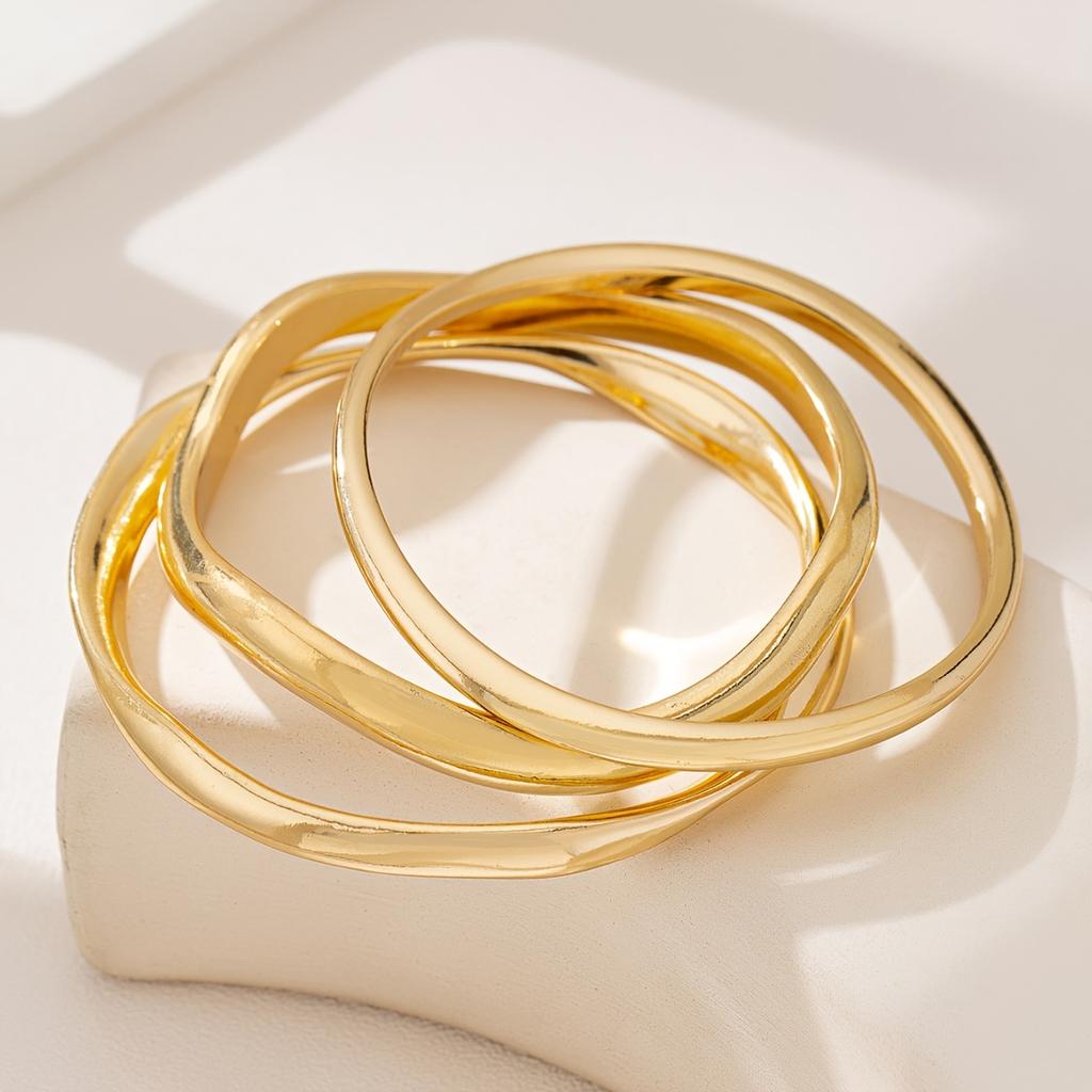 3-piece Women's Chic Geometric Bracelet, with A Retro and Minimalist Style That Catches The Eye. It Is A Casual Outfit Paired with A Divine Artifact
